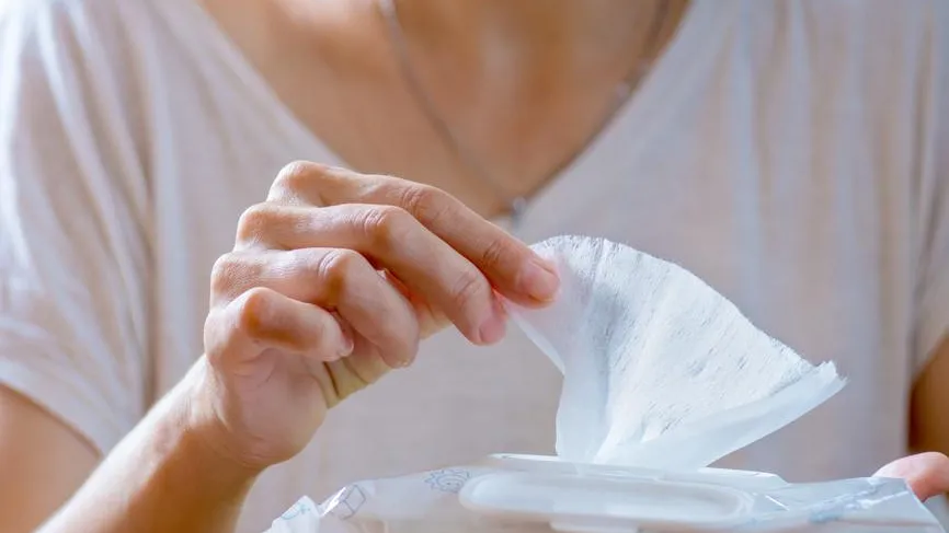 Россиянам разъяснили правила утилизации влажных салфеток