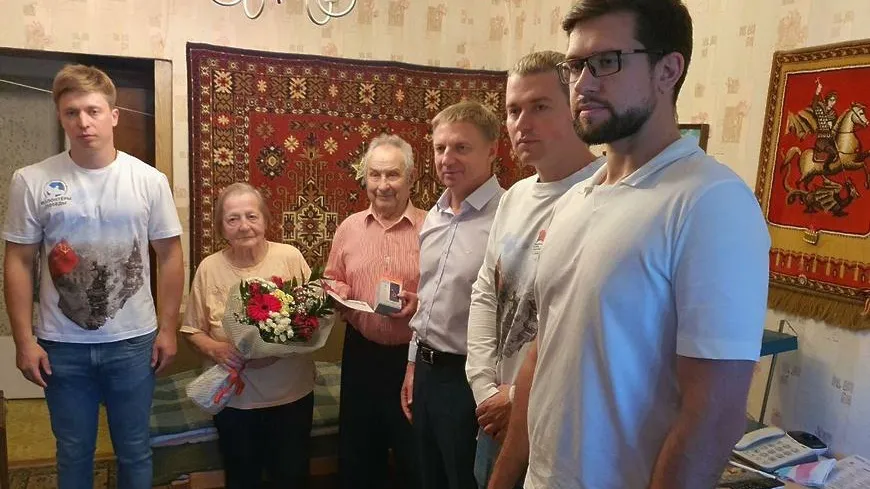 Мобильный телефон с бесплатной связью вручили ветерану ВОВ в Дзержинском