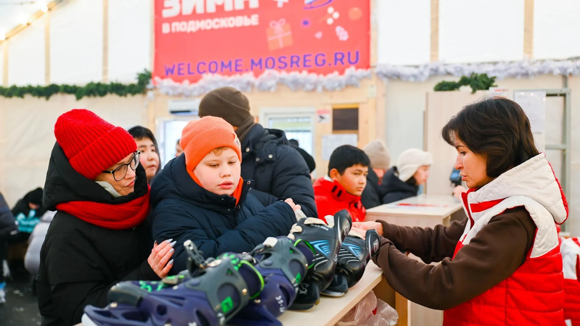 Свыше 15 тысяч жителей Ленинского округа за месяц посетили каток в Мисайлово