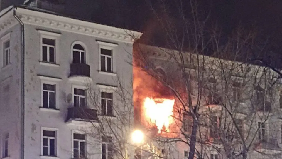 Около 25 человека эвакуировали из горящей пятиэтажки в центре Москвы