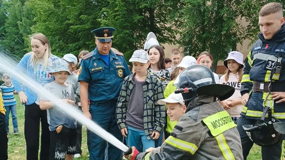 Огнеборцы провели День пожарной безопасности в детском лагере в Коломне