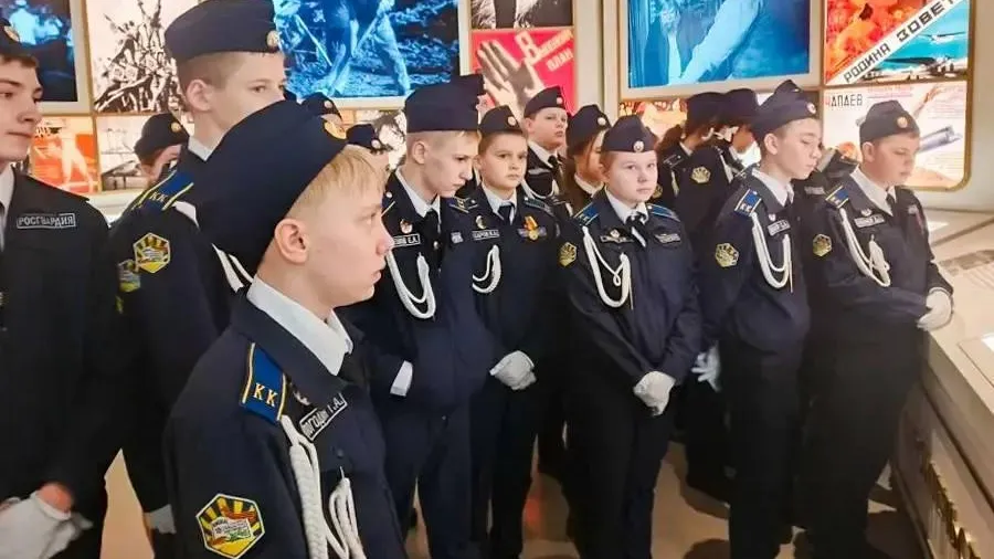 Росгвардейцы провели для кадетов экскурсию в музее в Подмосковье