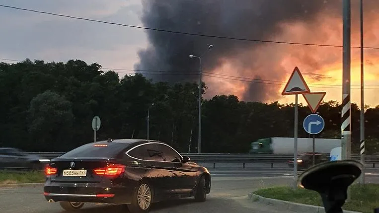 Видео крупного пожара на Домодедовском шоссе в Подольске появилось в соцсетях