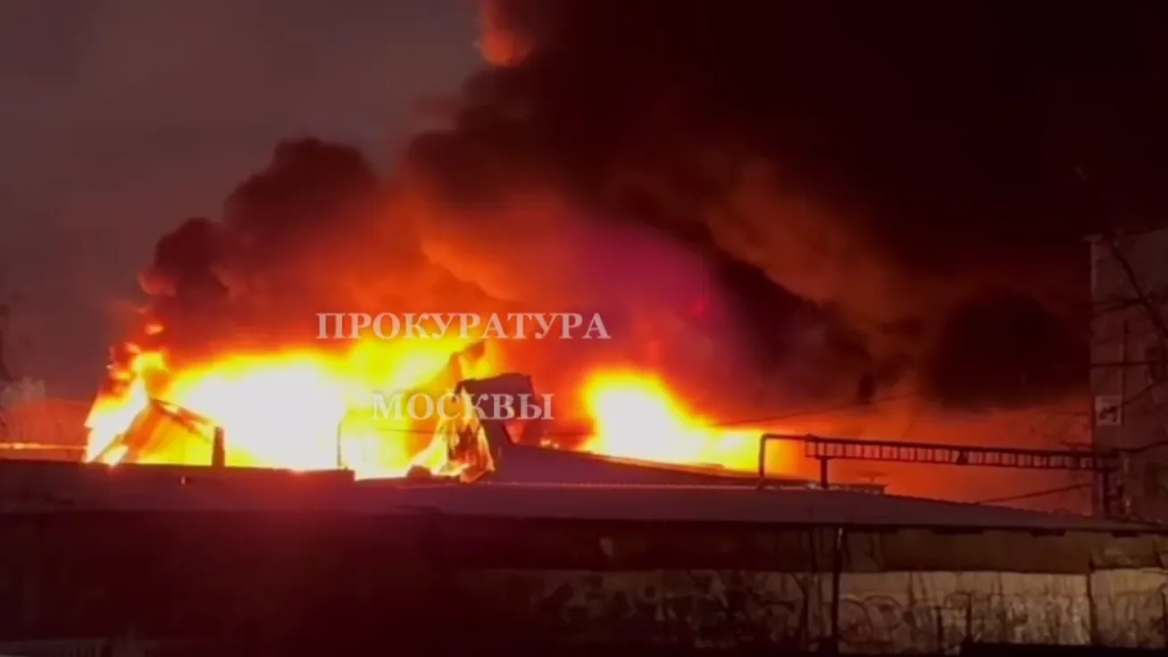 Складское помещение загорелось в промзоне на юге Москвы