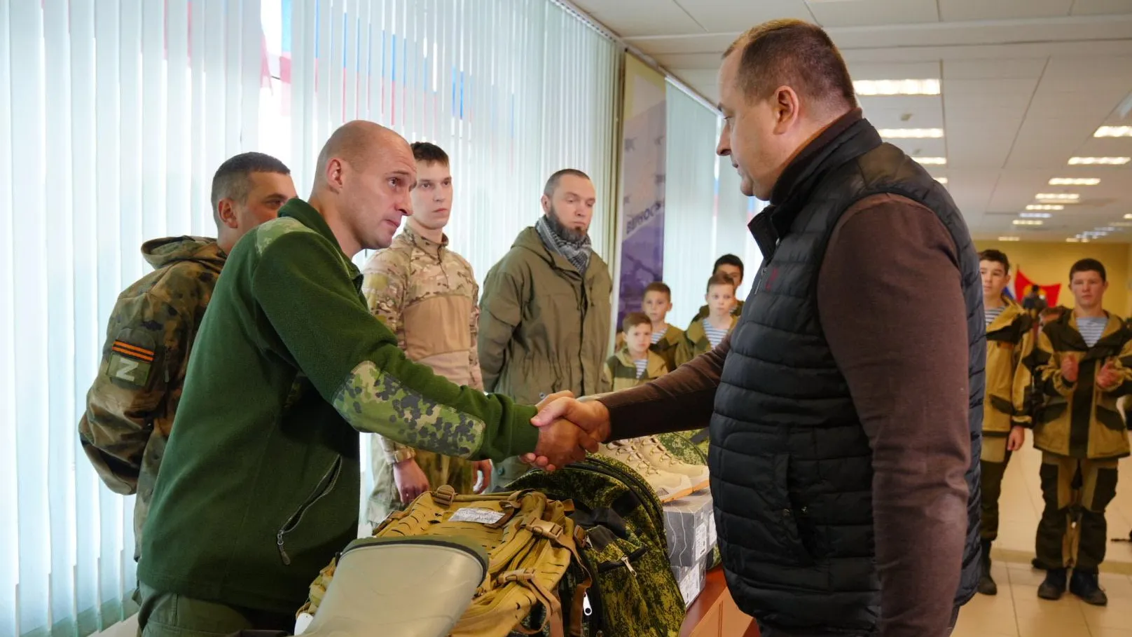 Дополнительное снаряжение передали добровольцам из Серпухова от губернатора Подмосковья