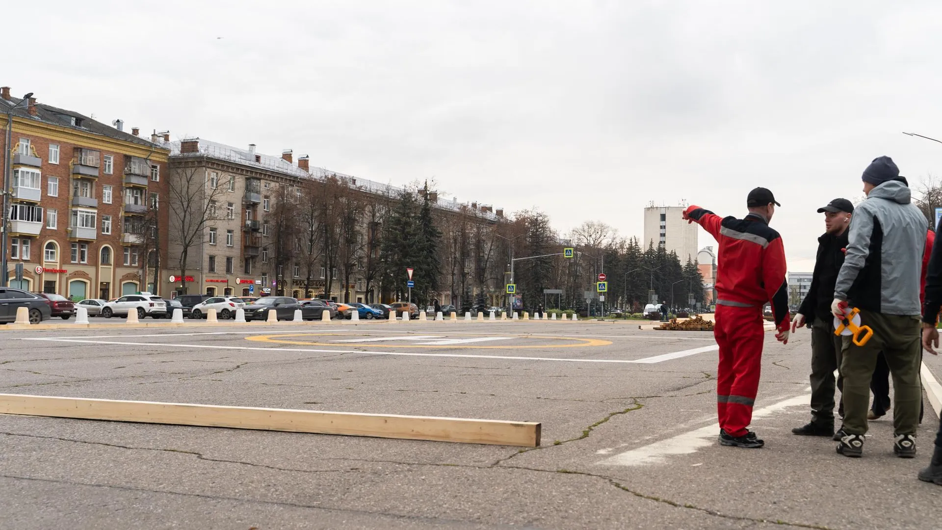 В Жуковском приступили к установке городского катка