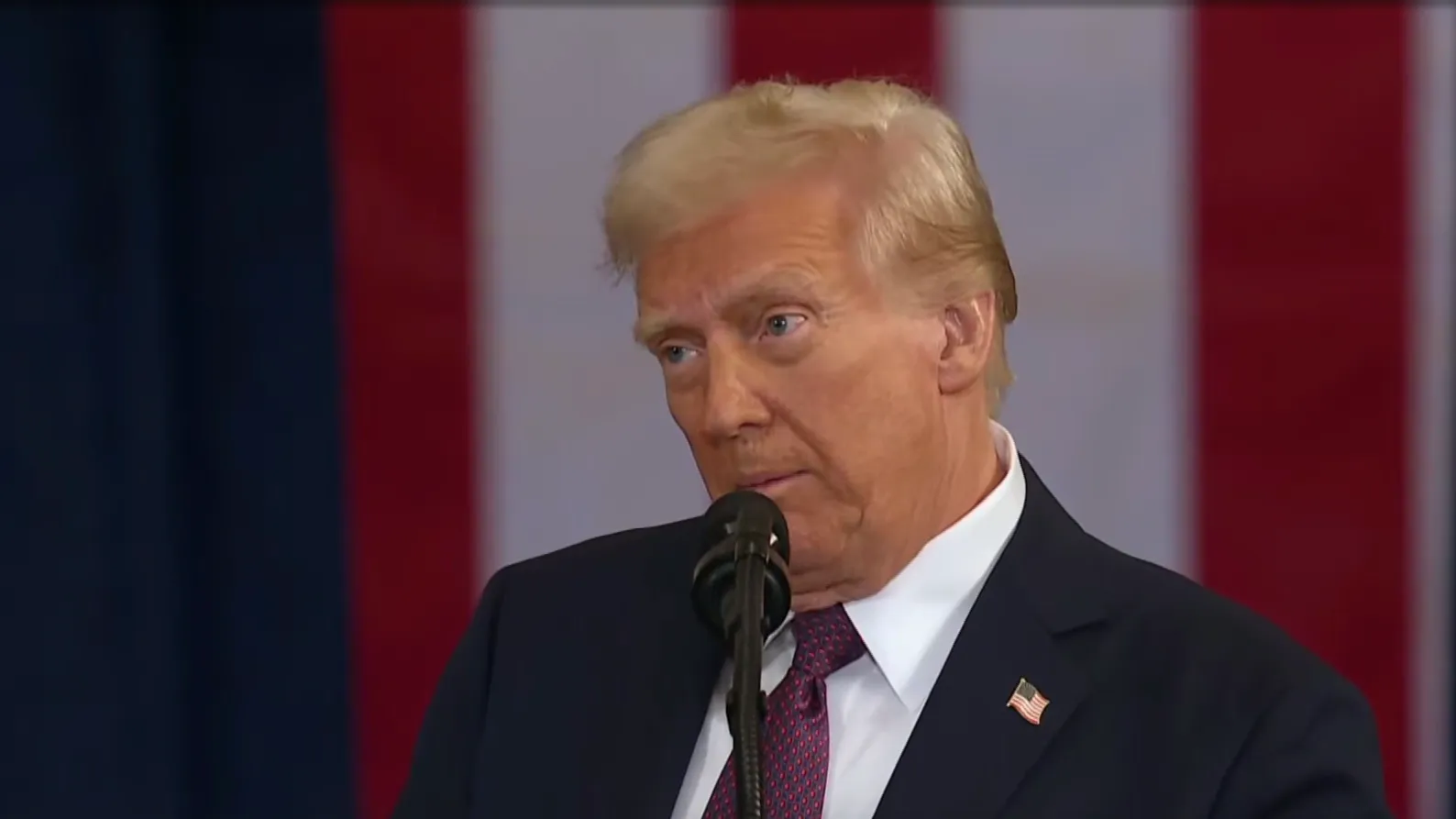 Трамп изучает вопрос остановки поставок оружия Украине после встречи с Зеленским