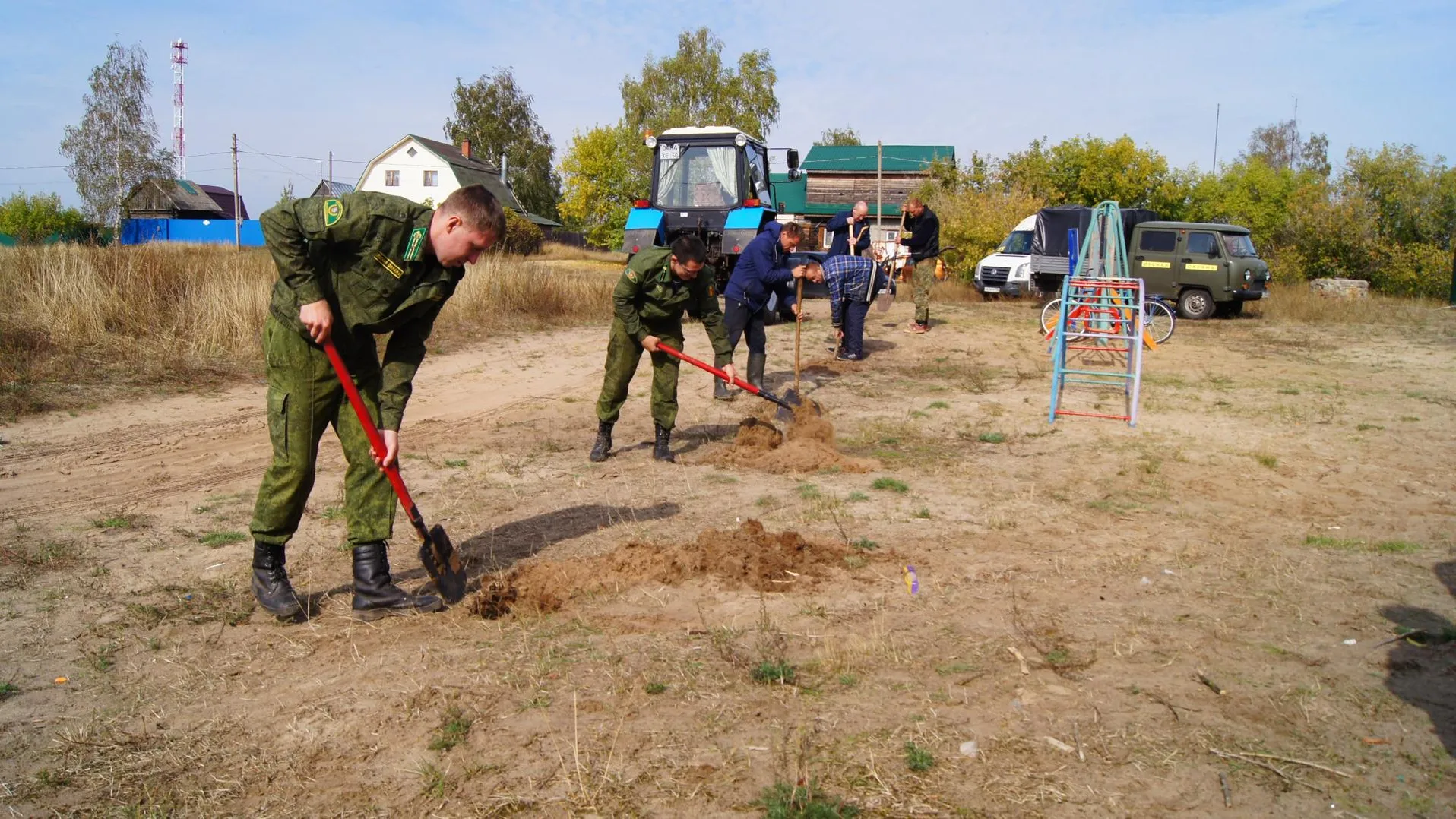 В поселке Луховиц появилась рябиновая аллея