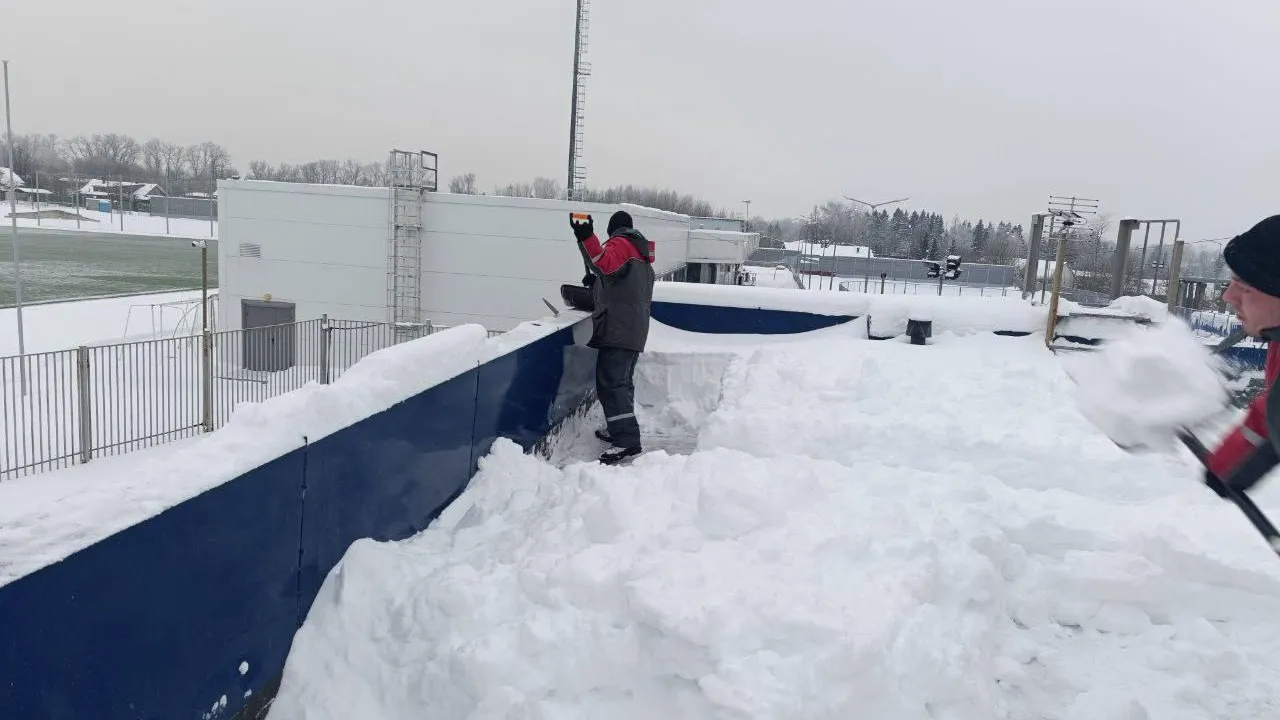 На спортивных объектах Истры расчищают снег на территориях с помощью техники