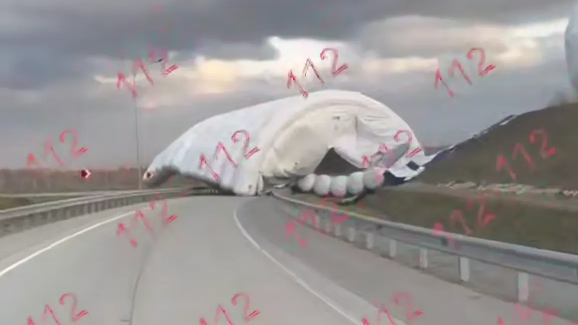 «О*****!»: в Новосибирске надувной шатер рухнул на дорогу перед фурой