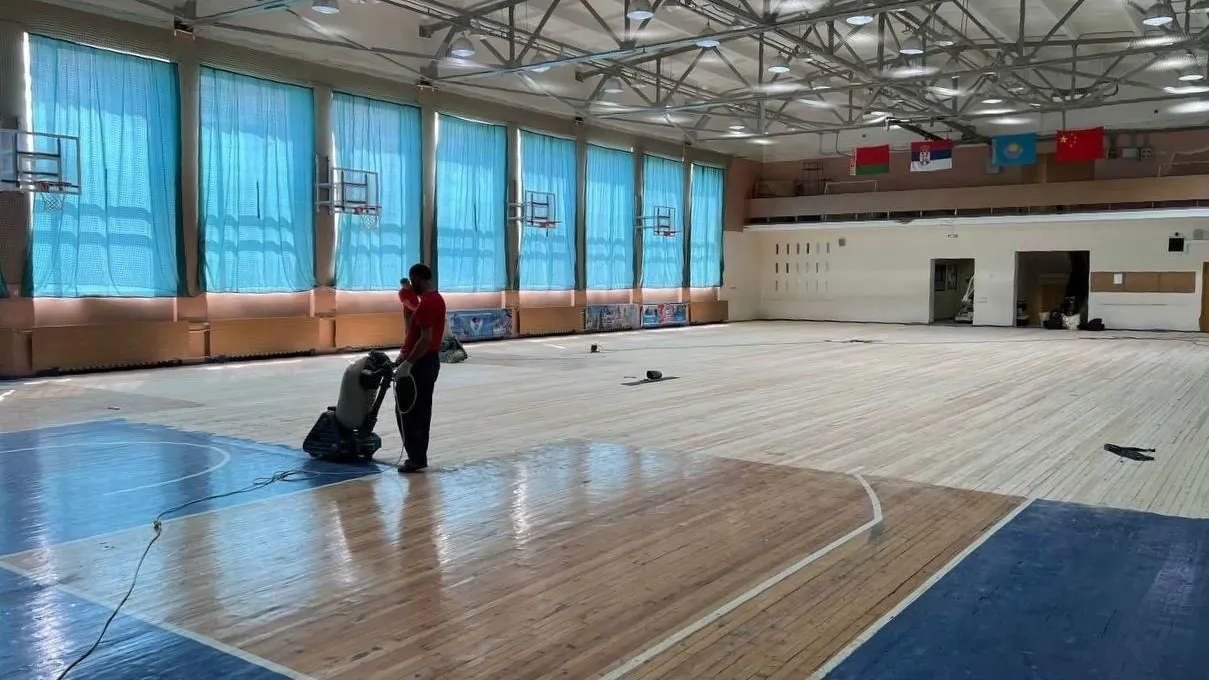 В зале спортшколы олимпийского резерва Подольска обновляют полы