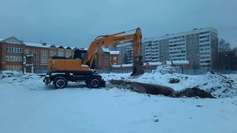 Строители приступили к устройству котлована нового корпуса школы в Чехове