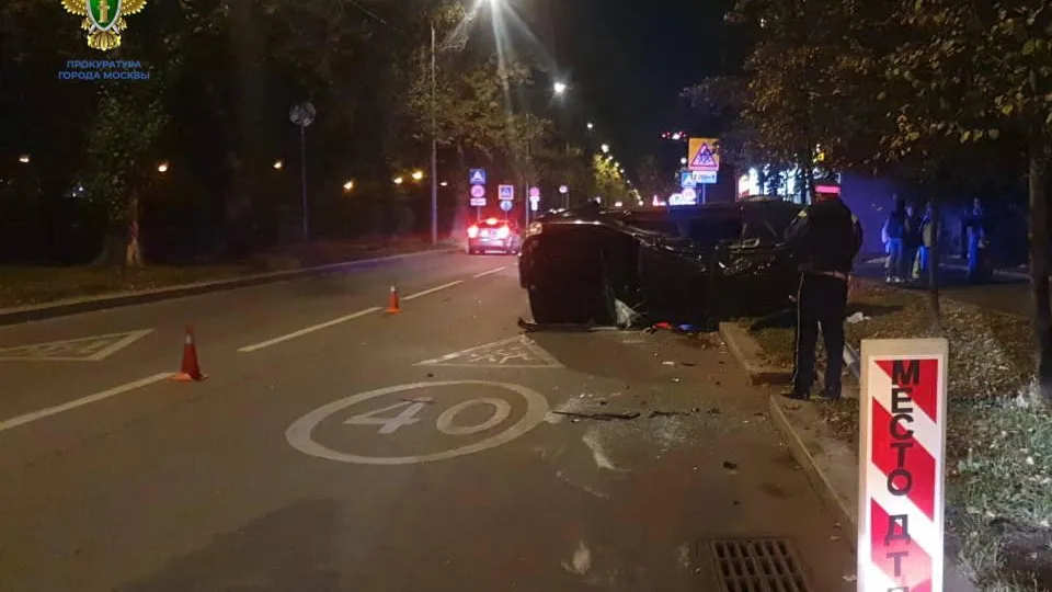 Десять подростков угнали автомобиль и перевернулись на востоке Москвы