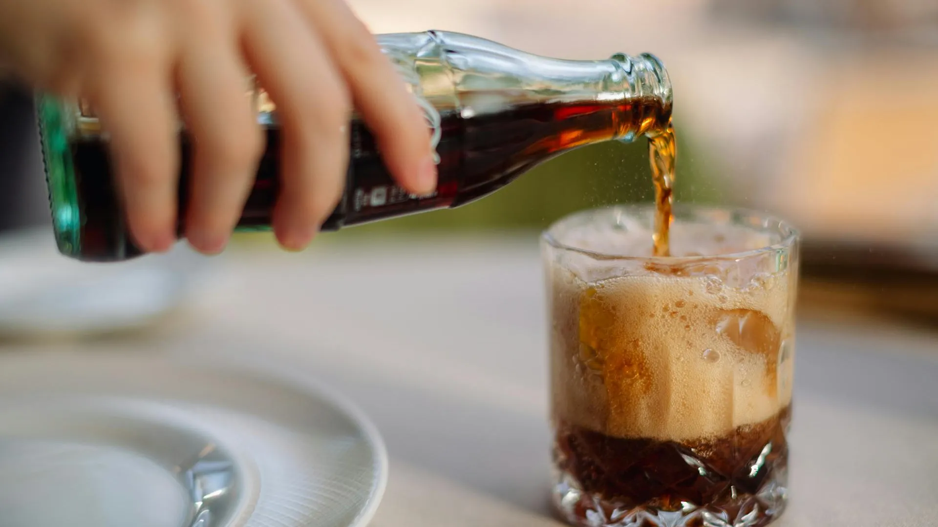 Спиртовые салфетки и кола: 3 подростков госпитализировали после «адского напитка»