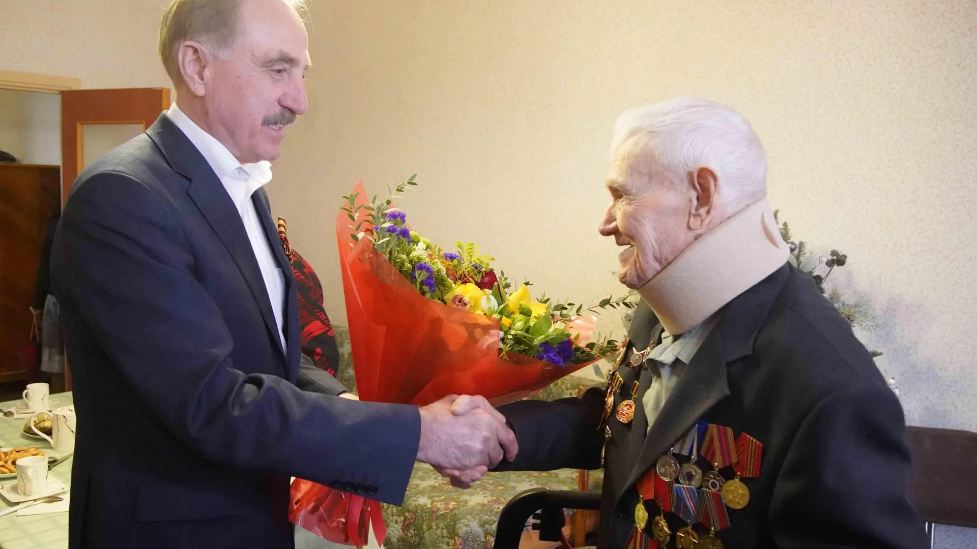 Глава Люберец поздравил участника ВОВ с наступающим Днем Победы
