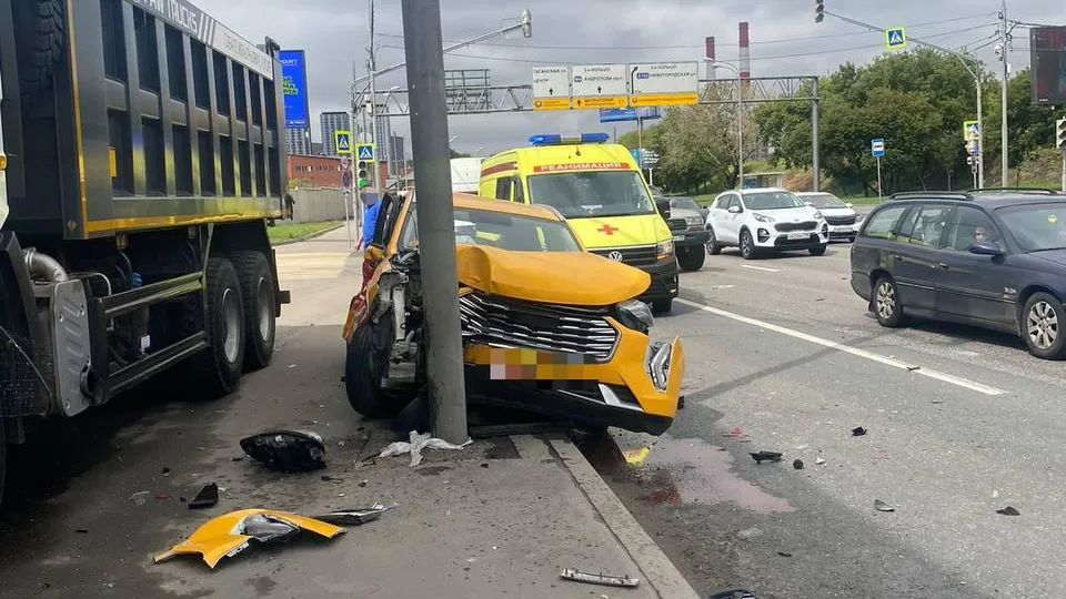 Такси столкнулось с грузовиком на юго-востоке Москвы