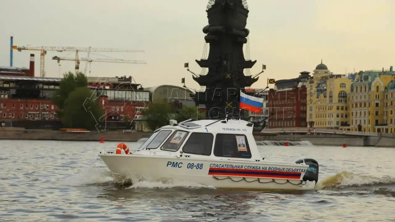 Тонущего мужчину вытащили из воды в столице