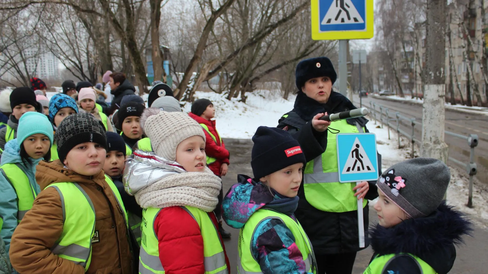 Инспекторы ГИБДД Люберец показали детям безопасный маршрут от школы до дома