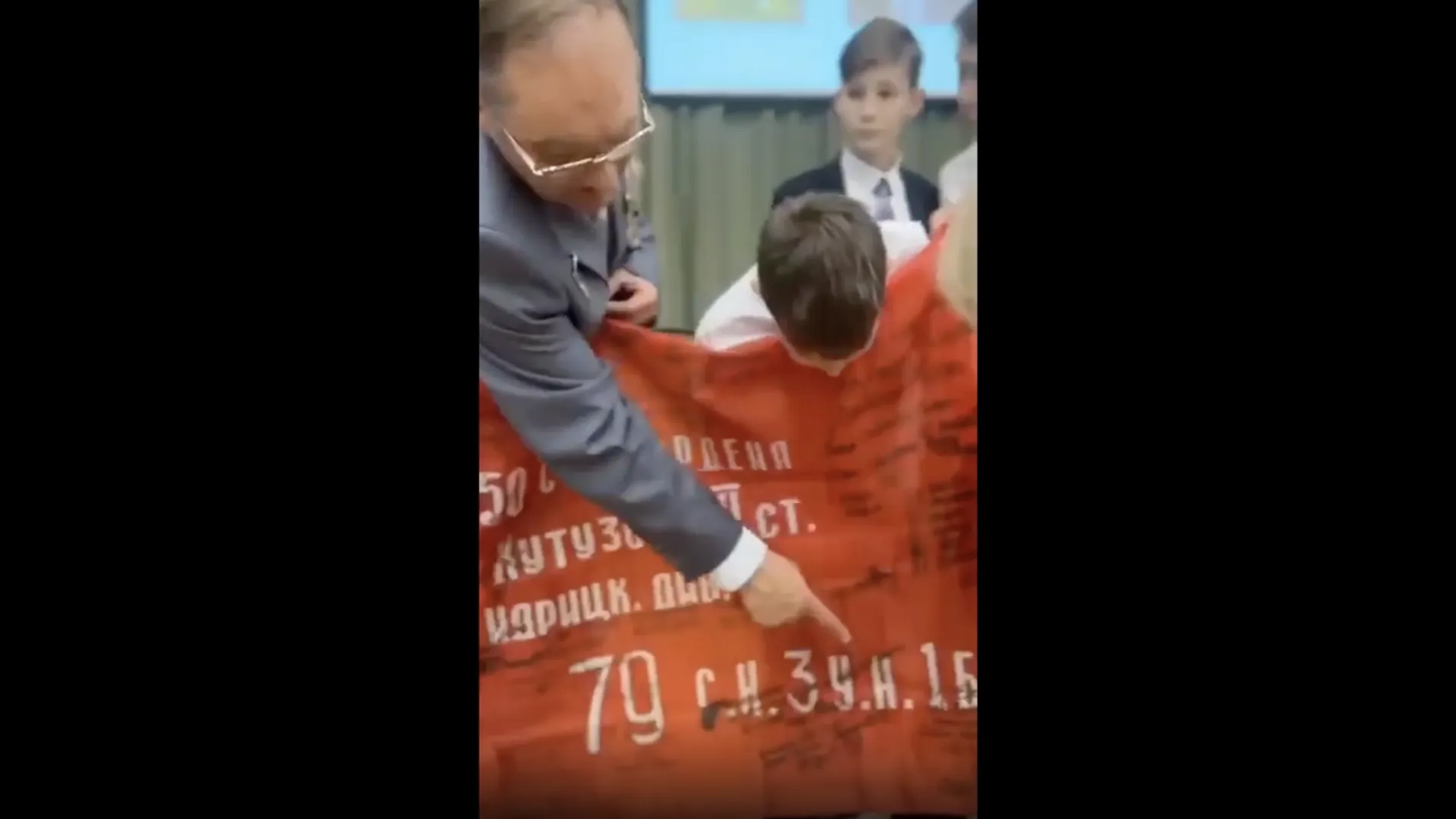 Знамя Победы продолжает свой путь по Ленинскому округу