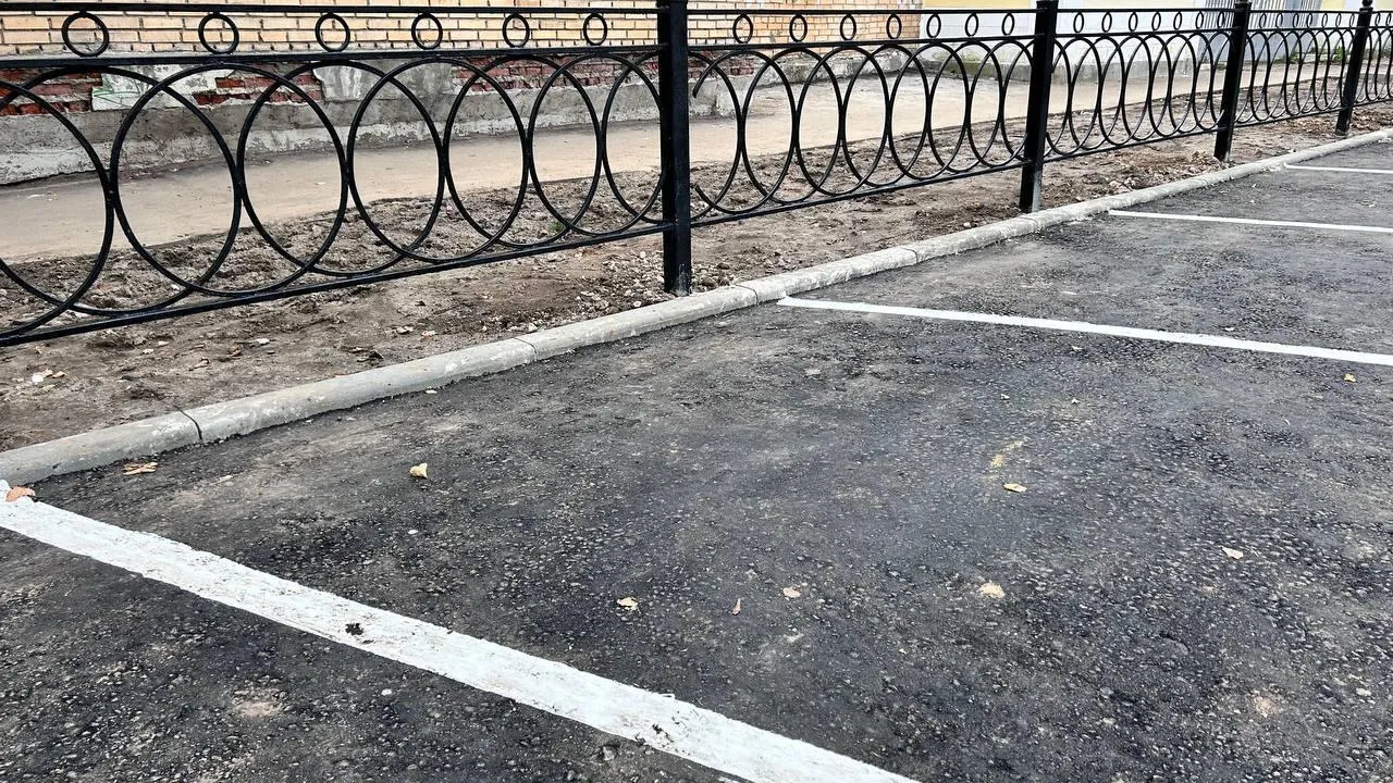 В Подольске завершили обустройство парковки и ограждения возле школы №19