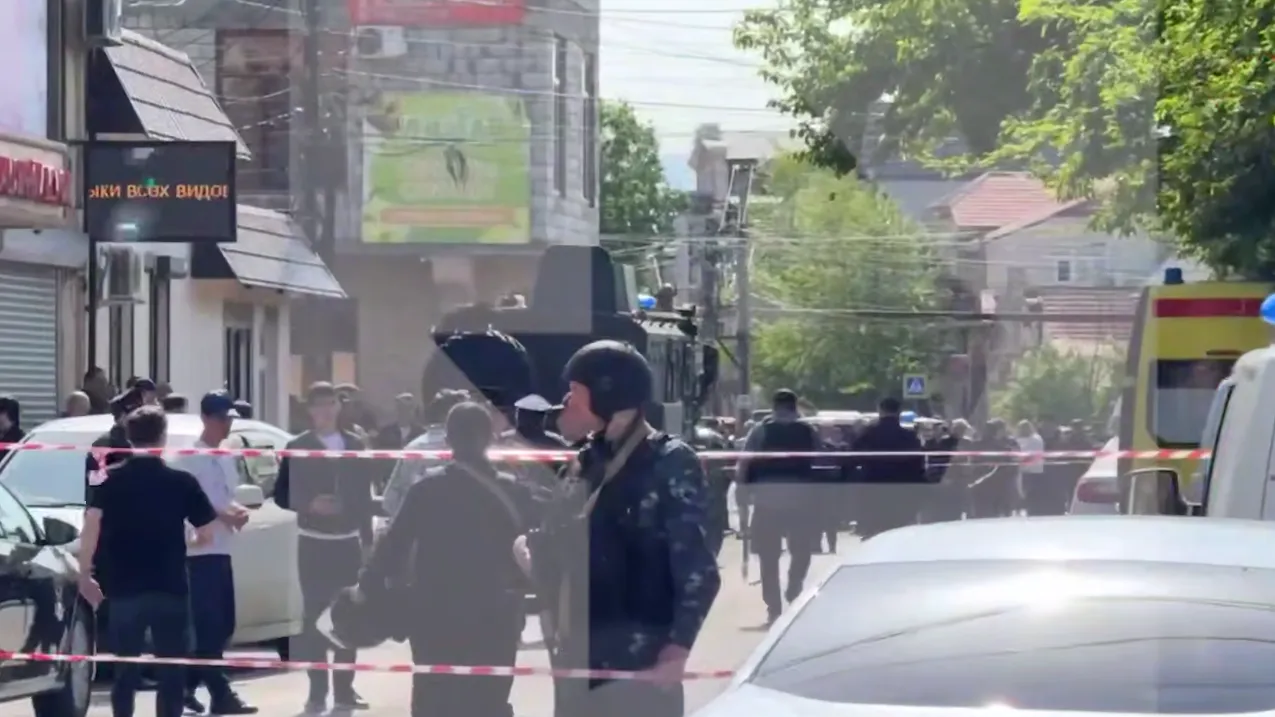 Крупную бронетехнику подогнали к месту перестрелки с полицейскими в Махачкале