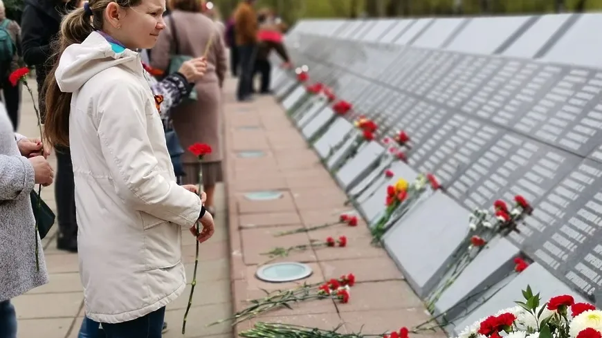В Королеве возложили цветы к памятникам ВОВ