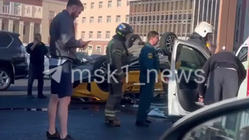 Движение парализовало: такси перевернулось на Волгоградском проспекте в Москве