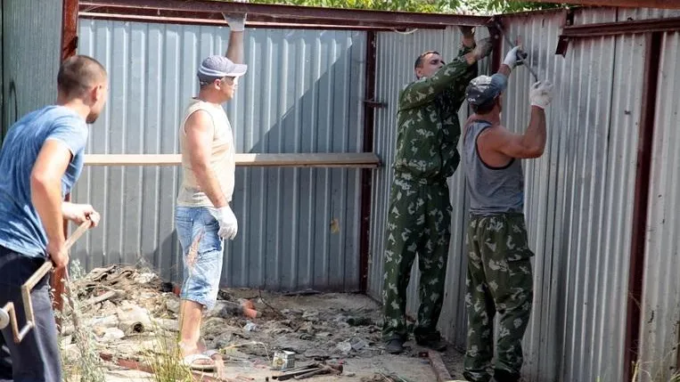В Подольске с начала года ликвидировали более 100 самовольных построек и гаражей