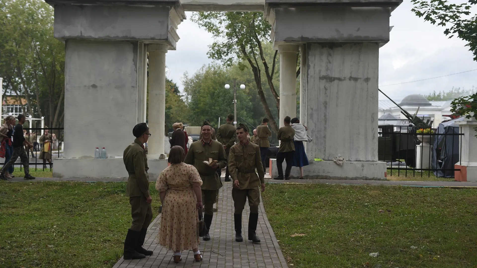 Создатели картины «Ильинский рубеж» возложили цветы к памятнику Подольским курсантам