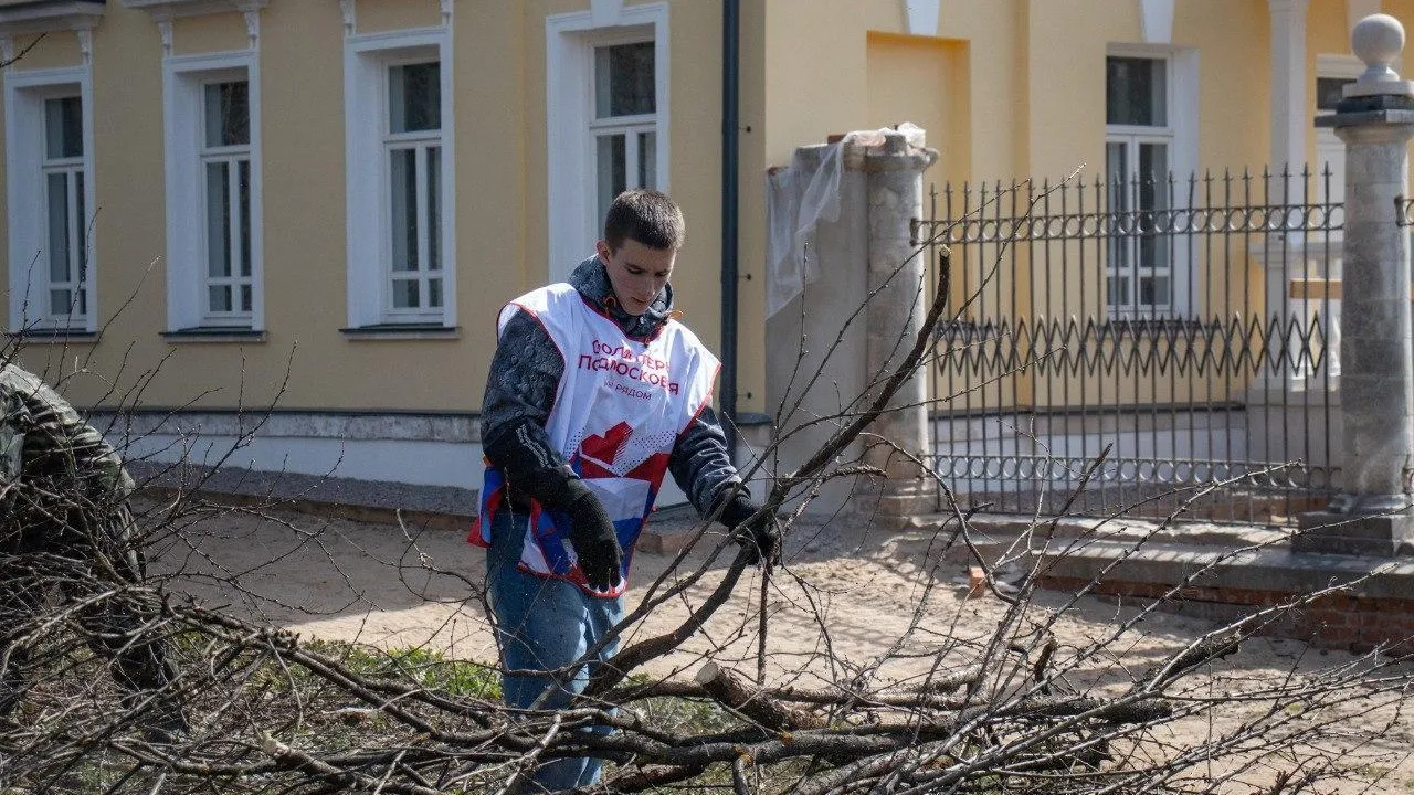 Более 150 волонтеров убрали территорию усадьбы Гребнево в Щелкове