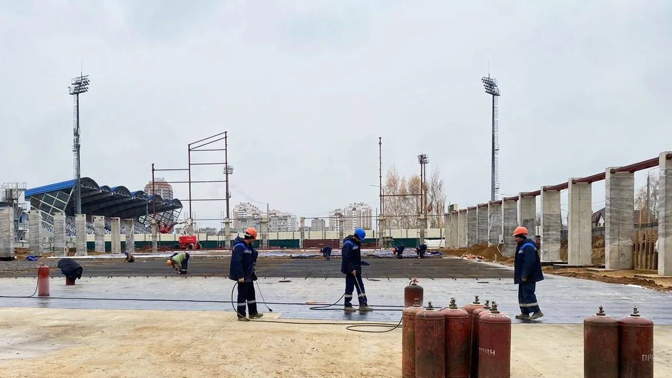 Основание поля обустраивают в манеже на стадионе «Авангард» Домодедова
