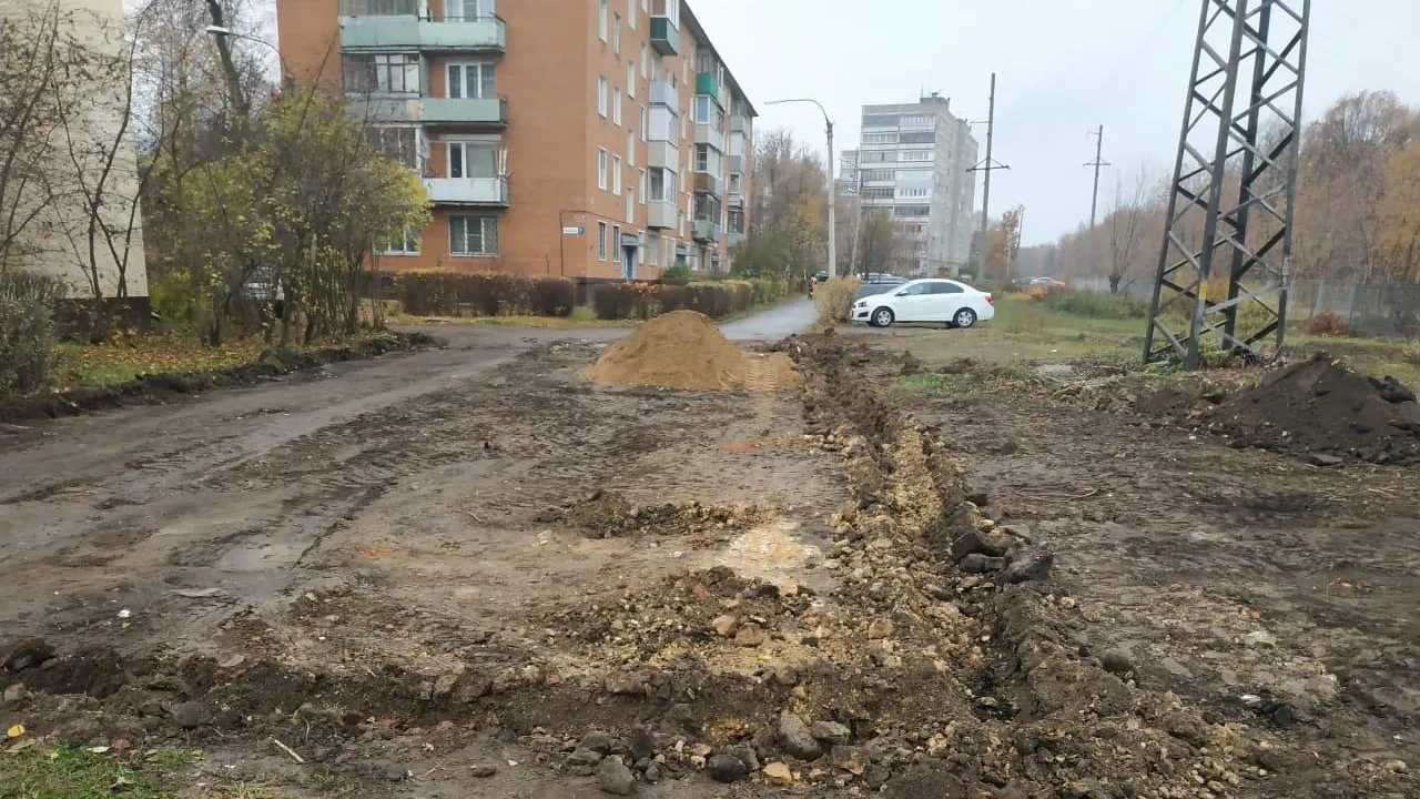 В Подольске подрядчик приступил к обустройству парковочного кармана в Спортивном проезде