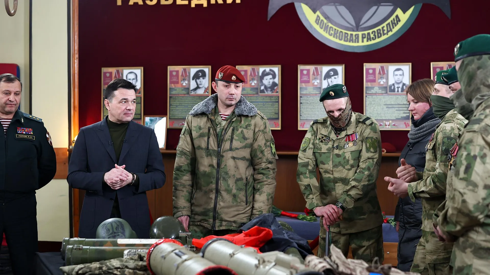 Бойцы разведроты показали Андрею Воробьеву трофейное оружие