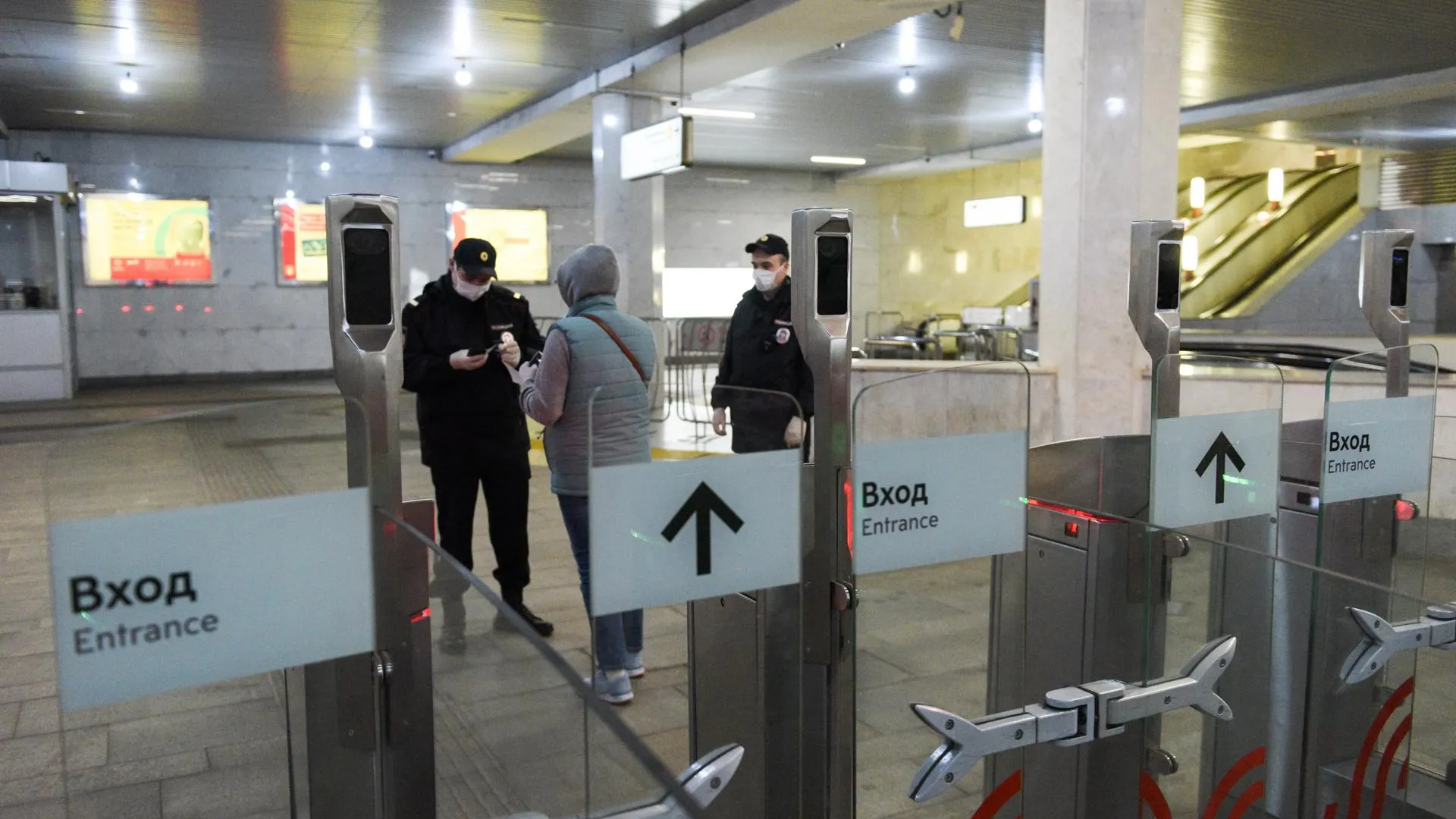 Введение автоматической системы проверки пропусков не привело к скоплению людей в метро