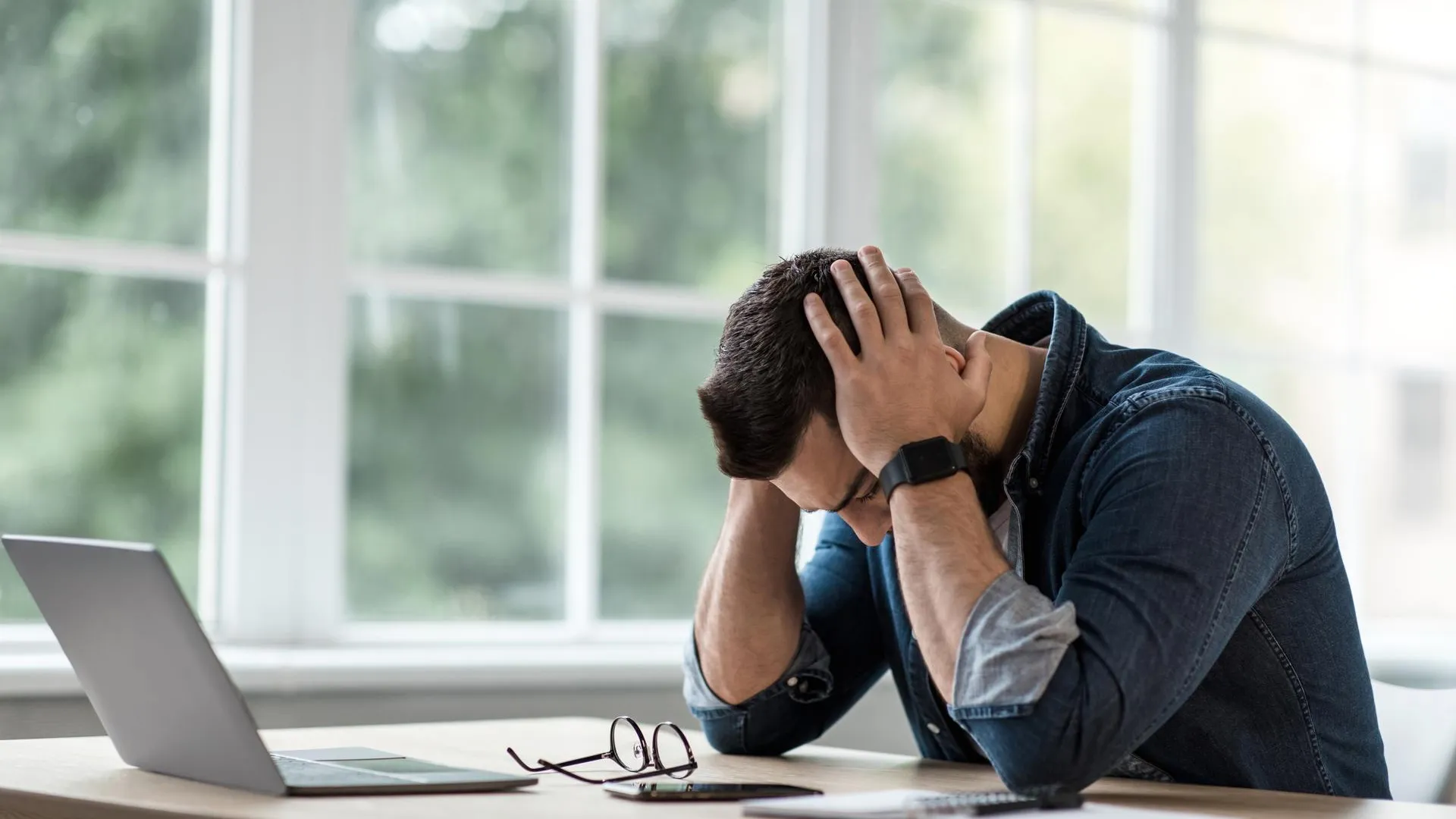 Врач назвал причины частых головных болей у жителей России