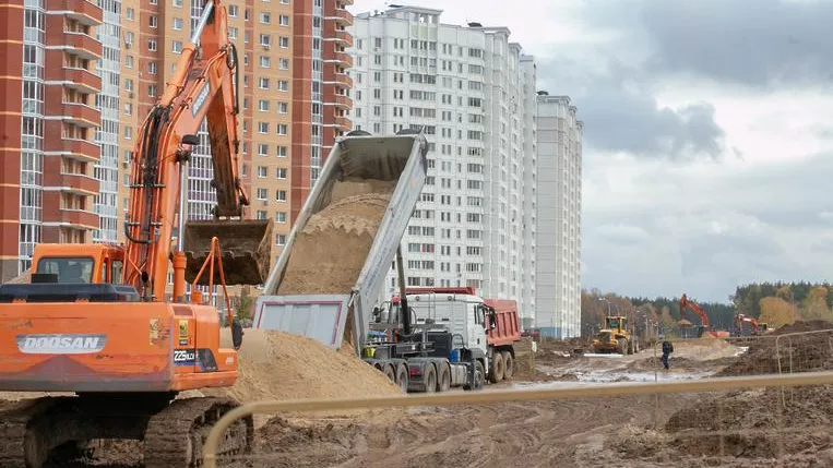 Земляные работы по строительству дороги на улице 43 Армии в Подольске выполнили на 80%