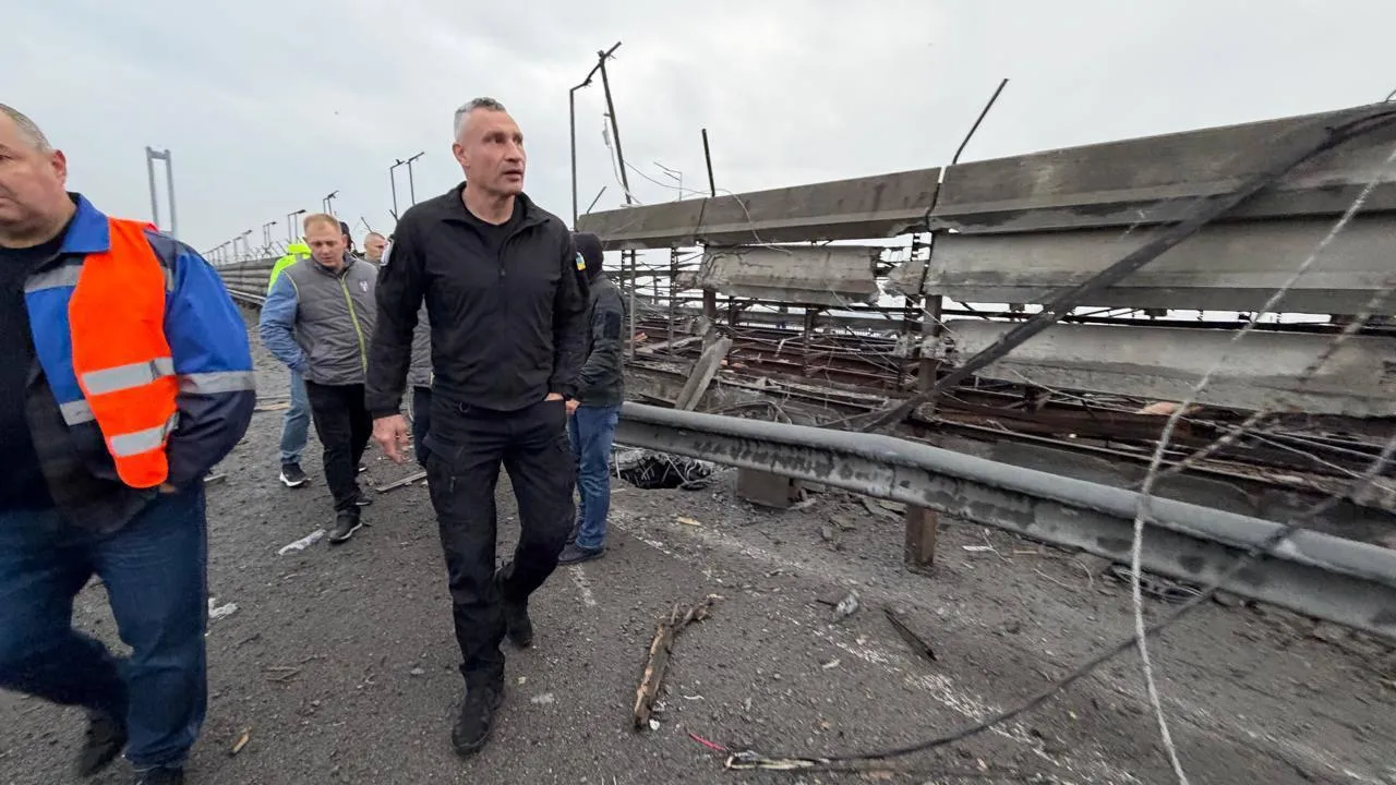 Вместо полотна — штыри: Кличко показал фото Южного моста после российских ударов