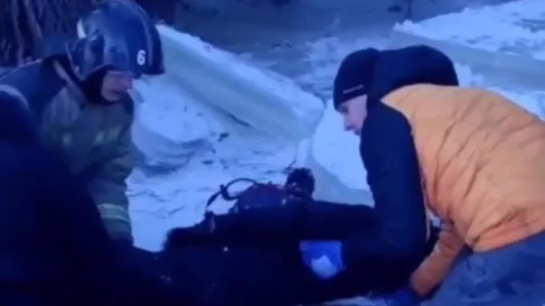 13-летний мальчик чуть не умер под гигантской льдиной в Омске