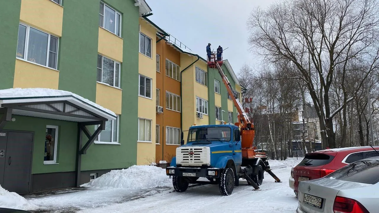 УК Подмосковья выполнили 6,7 тыс задач по очистке домов от сосулек и снега