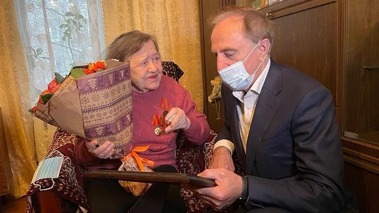 Глава Люберец поздравил ветерана ВОВ с 90‑летием