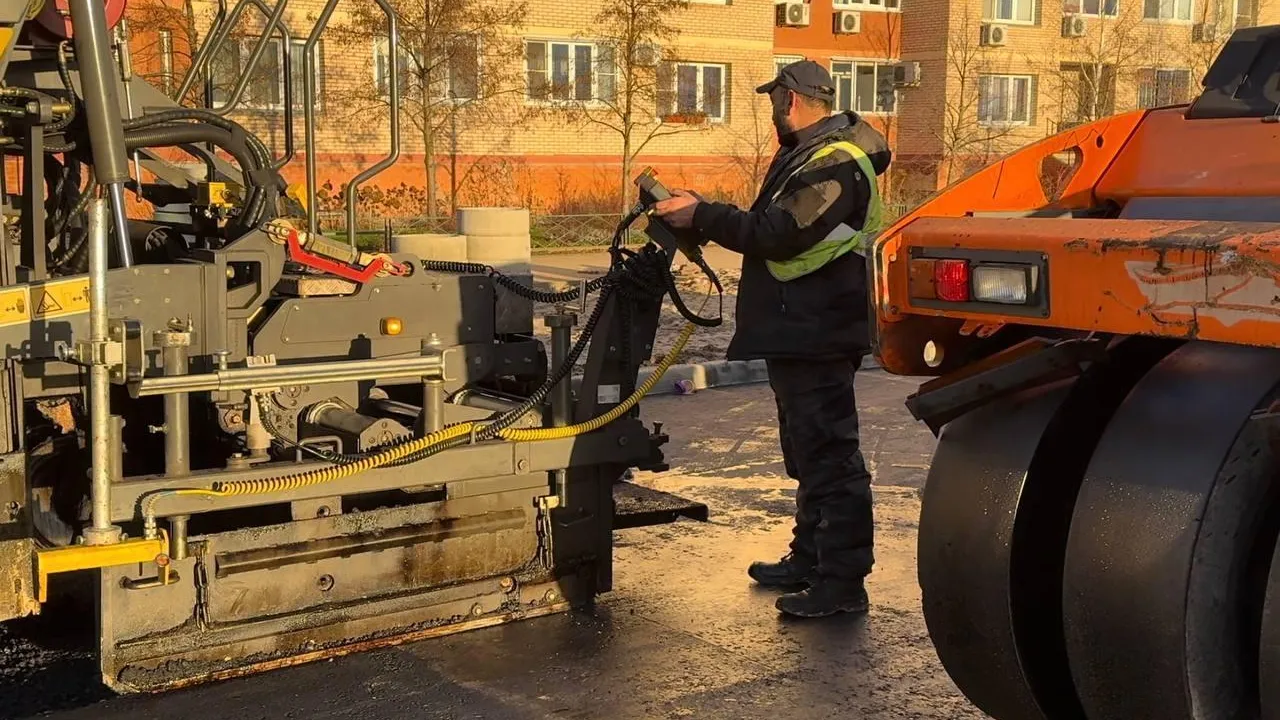 В Жуковском продолжается строительство дороги между улицами