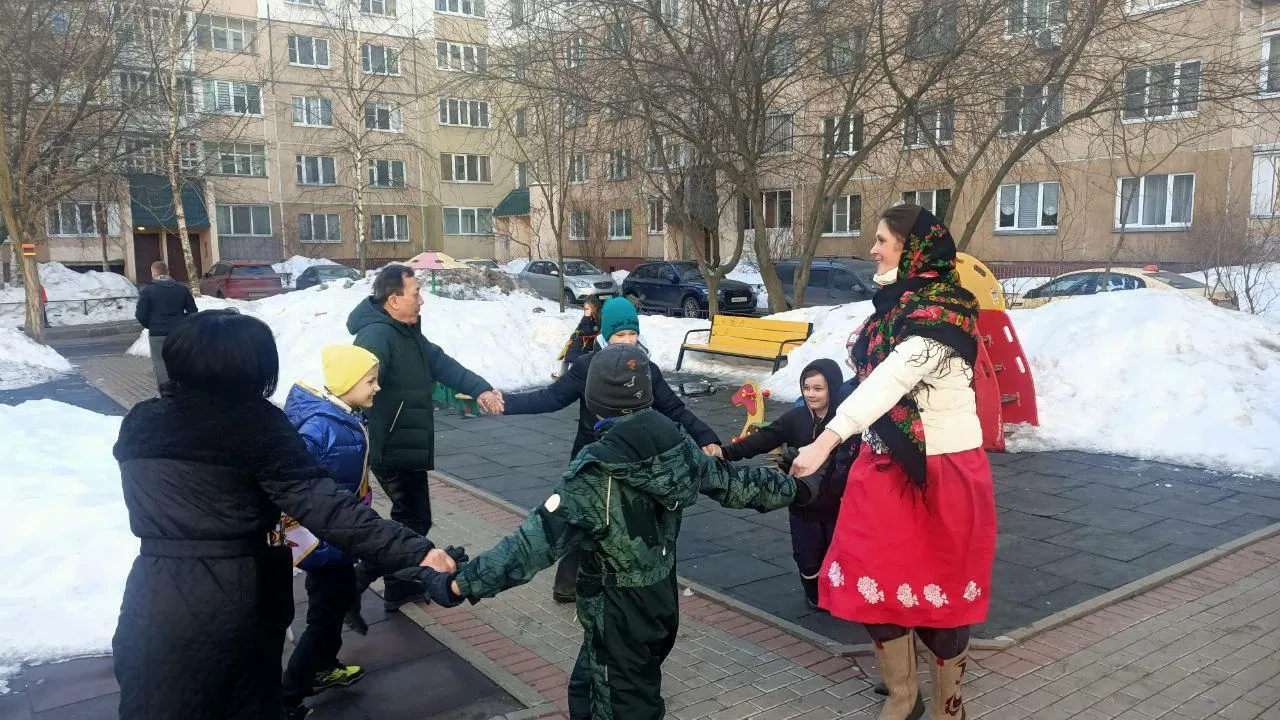 В масленичную неделю в одном из дворов Мытищ провели мероприятие для семей с детьми