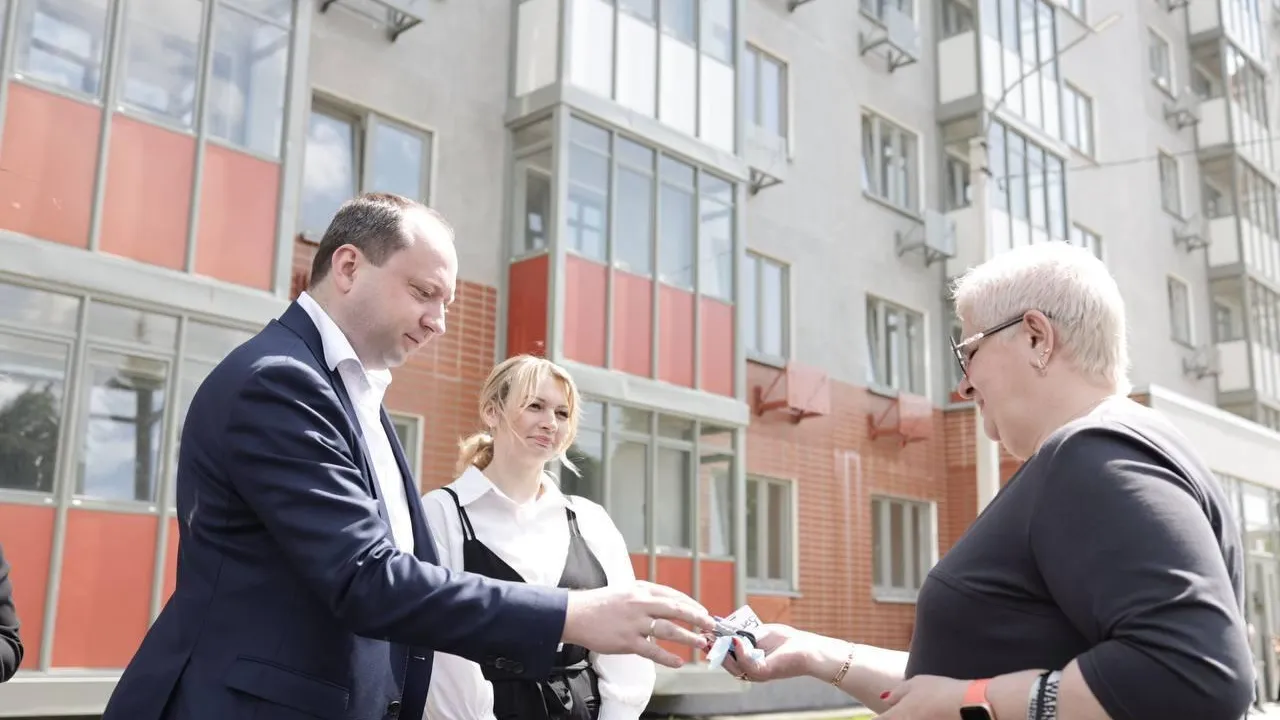 В Ногинске торжественно вручили ключи от новых квартир переселенцам из аварийного жилья
