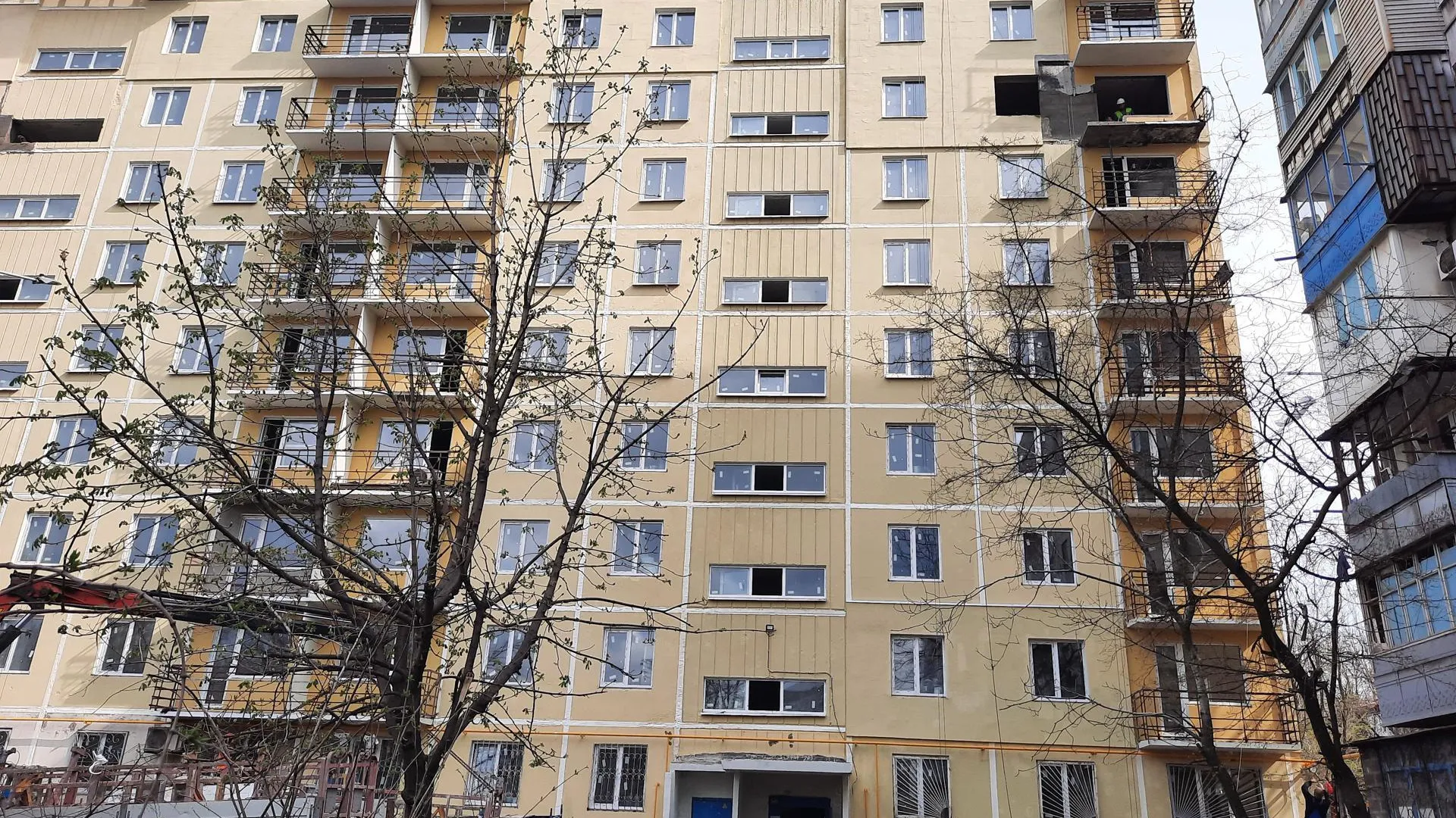 Подмосковные строители восстанавливают многоквартирный дом Мариуполя