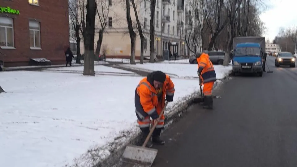 В Долгопрудном приводят в порядок дорожные ограждения и тротуары