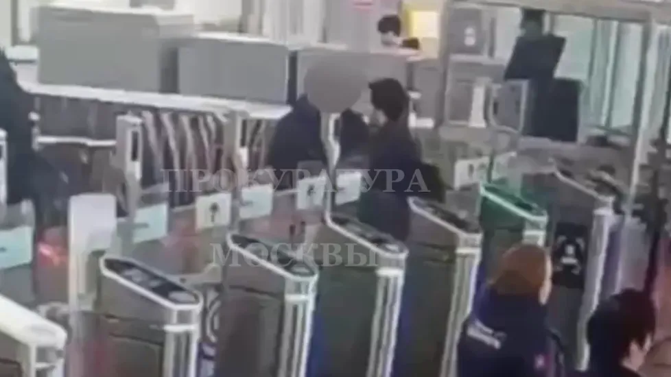 В московском метро безбилетник избил мужчину, сделавшего ему замечание