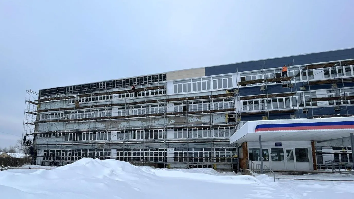 Строители приступили к обновлению фасада школы № 6 в Рошале