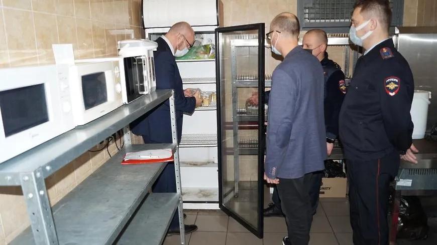 Член общественного совета при подмосковном ГУ МВД РФ посетил спецприемник в Люберцах