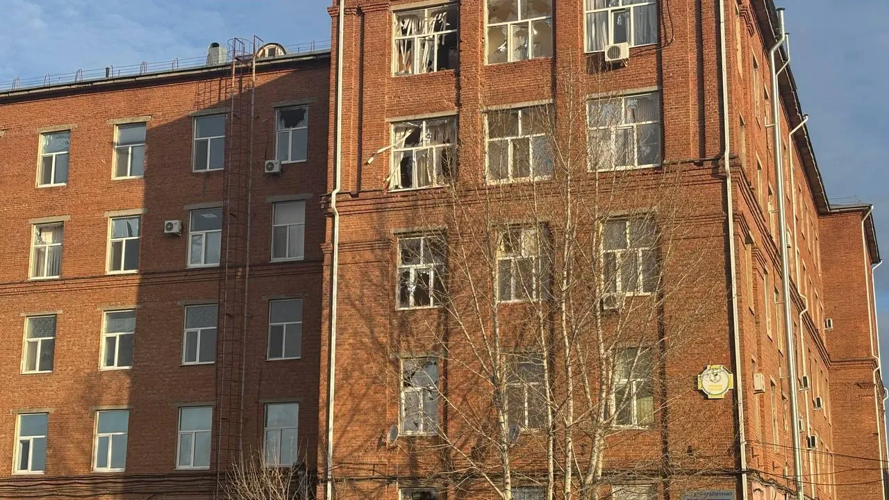 Губернатор Бусаргин показал последствия удара ВСУ по больнице в Энгельсе