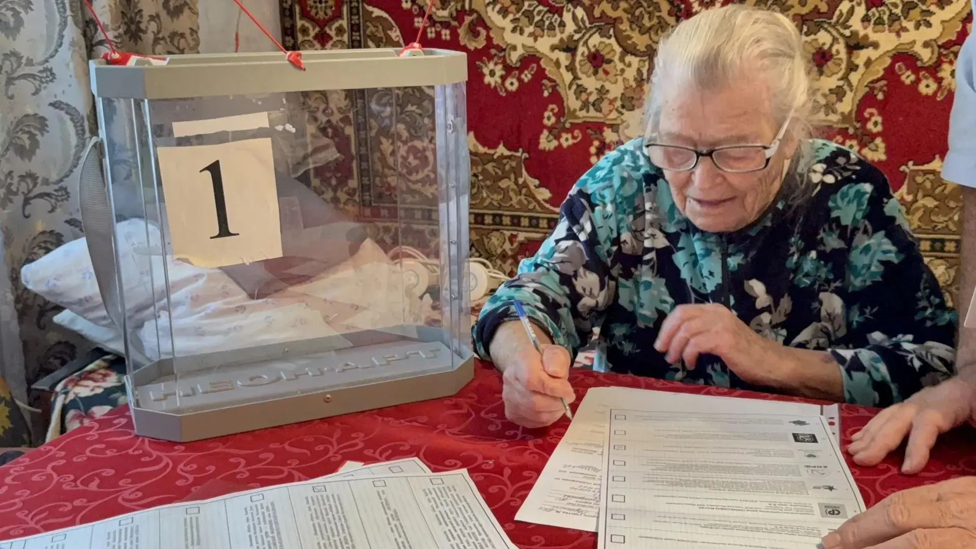 Жительница Королева проголосовала на дому в 99 лет